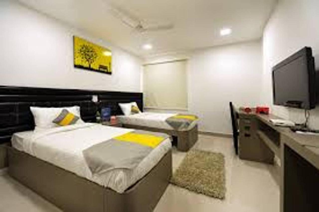 Guest house Cosy With Private Bath And Work Desk *