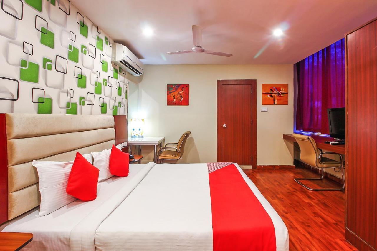 Vaccinated Staff - Capital O 18592 M Hotel Hyderabad