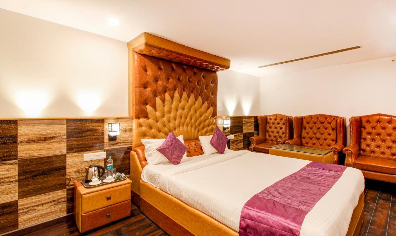 Treebo Tryst F One Park Front Hotel 3*