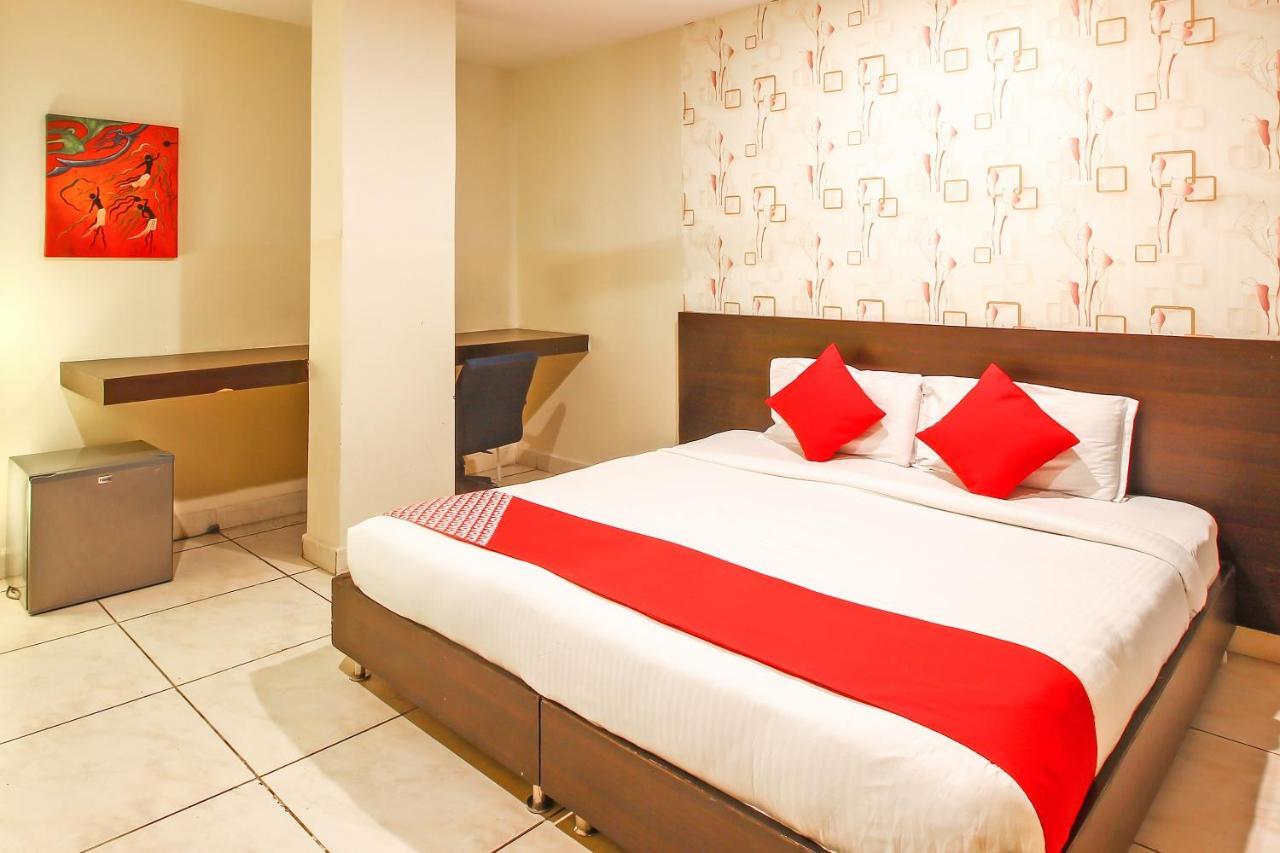 Hotel Vaccinated Staff - Capital O 18592 M