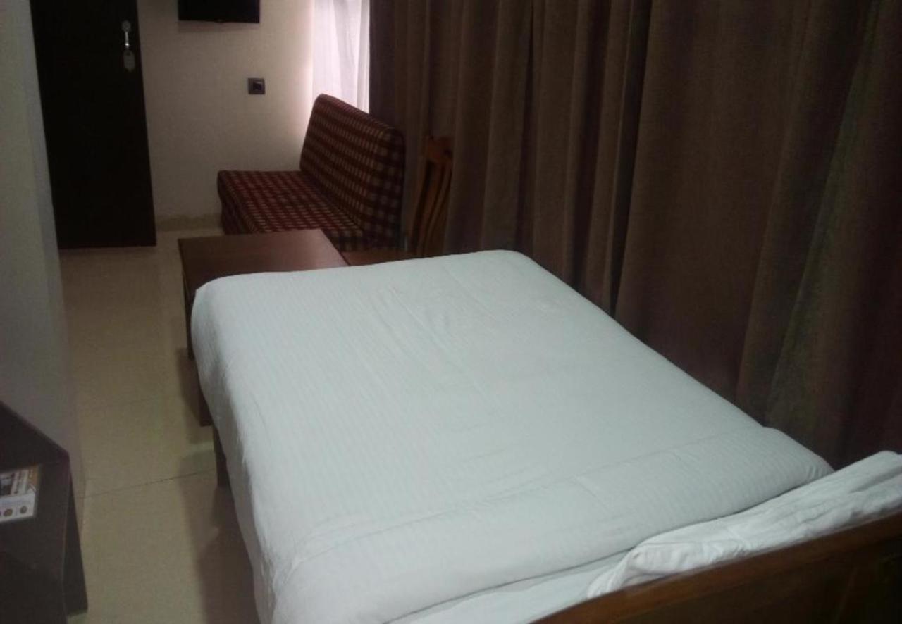Collection O 5072 Padmini Hotel