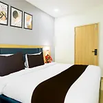 Super Townhouse Aarav Business Hotel