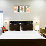 Super Townhouse Aarav Business Hotel