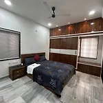 Guhan Homestay- 2Bhk Serviced Apartments - Full Furnished & Full Kitchen, Wifi & Balcony