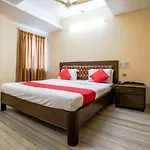 Oyo 18591 Hotel Samrat