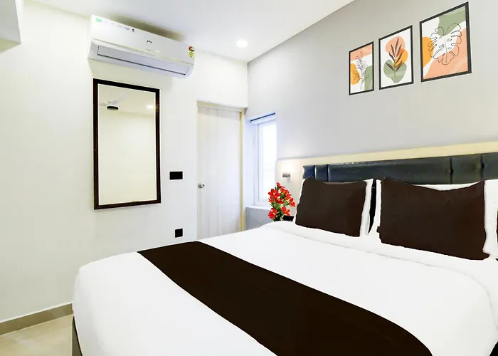 Super Townhouse Aarav Business Hotel
