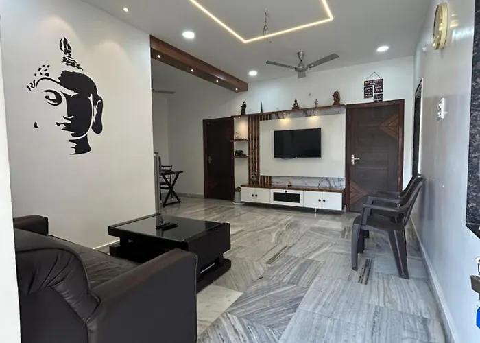 Guhan Homestay- 2Bhk Serviced Apartments - Full Furnished & Full Kitchen, Wifi & Balcony