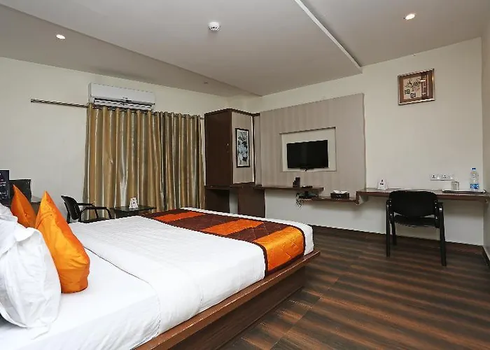 Capital O Hotel Surabhi Elite Near Miraj Cinemas - Shalini Shivani