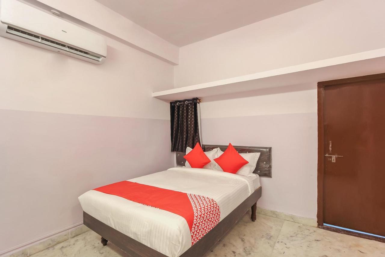 Oyo 22085 Raj Banjara White House 3*