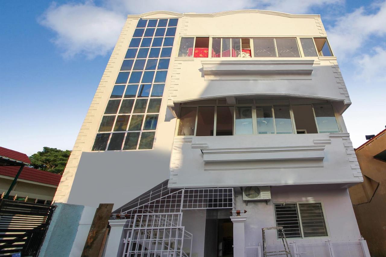 Hotel Oyo 22085 Raj Banjara White House 3*