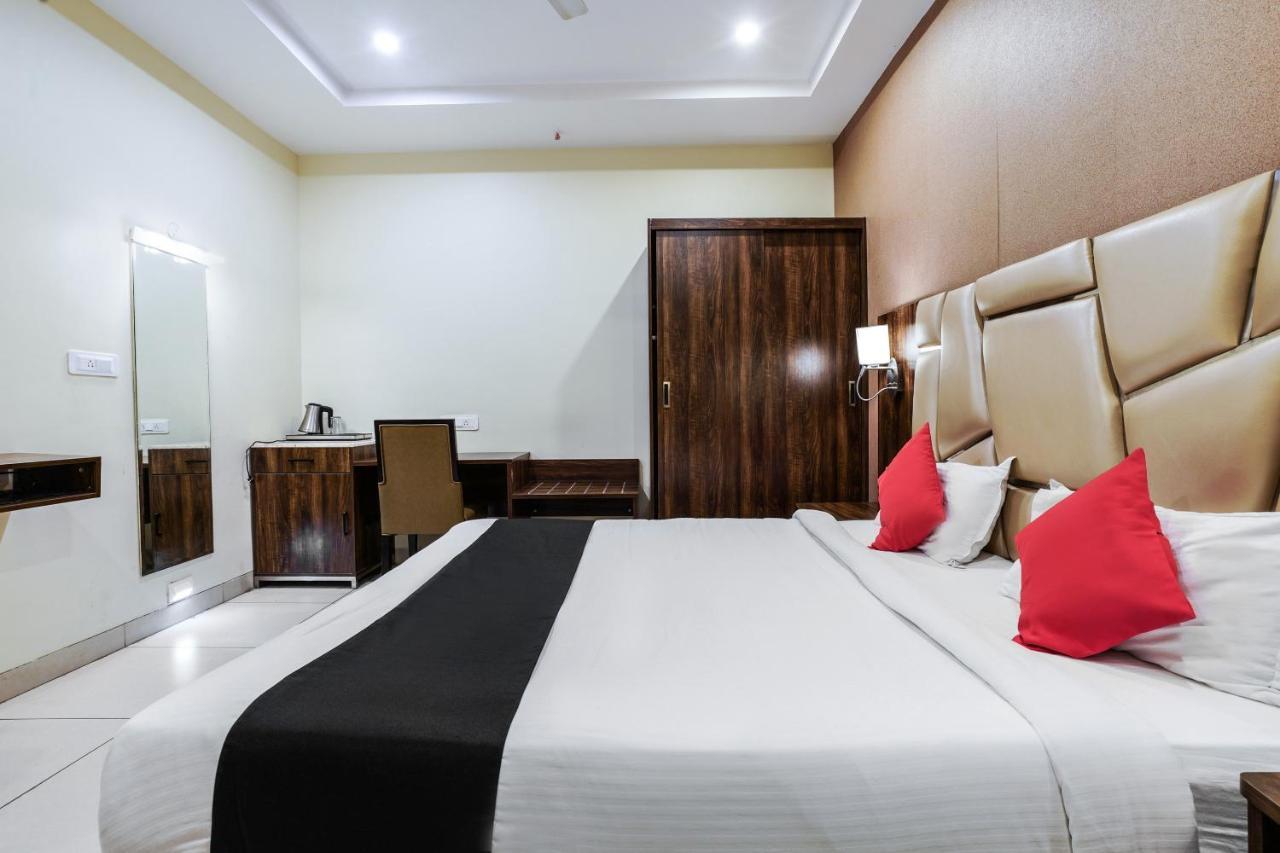 Capital O 71843 Grand Sindhura 3* Hyderabad