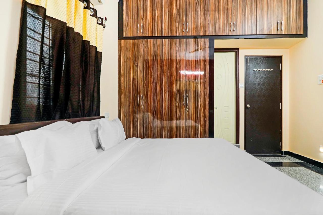 Hotel Collection O 80304 Pnr Banjara Hills Near Lv Prasad Hospital 3*