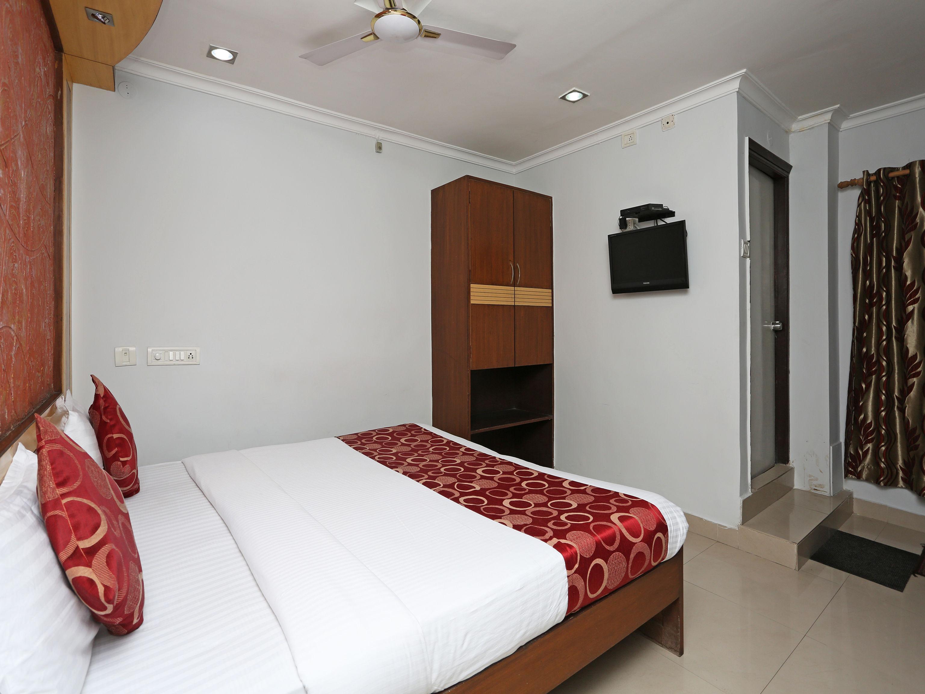 Flagship Balaji Residency Near Snow World 2*