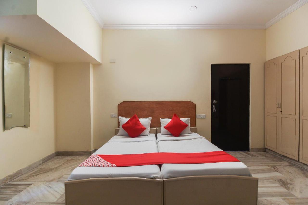 Hotel Collection O White House Silverkey Near Film Nagar 4*