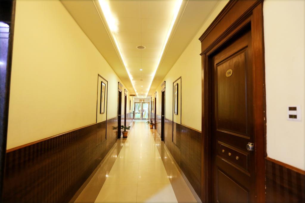 Sitara Grand Hotel 2*