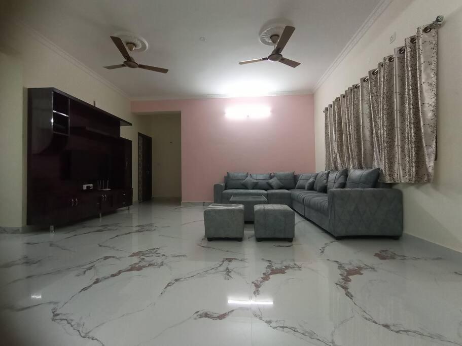 Servostay Kphb Phase 15 New Stunning 3 Bhk - 4th Floor