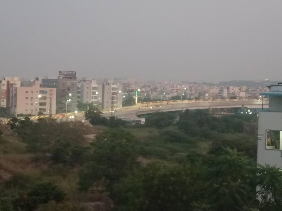 Servostay Kphb Phase 15 New Stunning 3 Bhk - 4th Floor Apartment Hyderabad