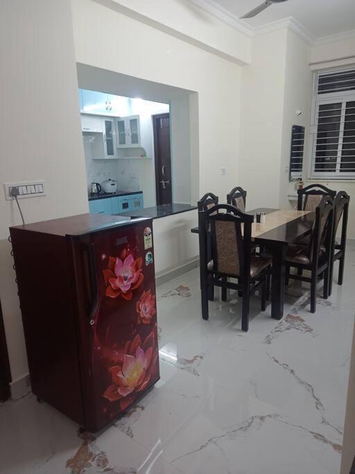 Servostay Kphb Phase 15 New Stunning 3 Bhk - 4th Floor