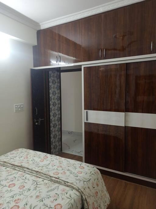 Servostay Kphb Phase 15 New Stunning 3 Bhk - 4th Floor *
