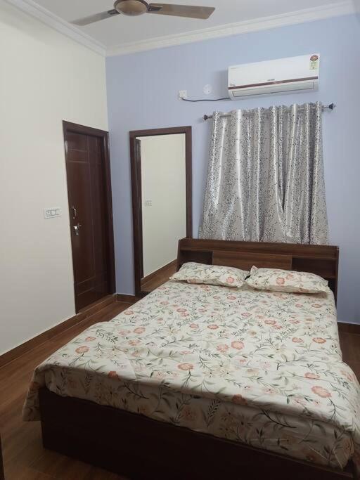 Servostay Kphb Phase 15 New Stunning 3 Bhk - 4th Floor Apartment
