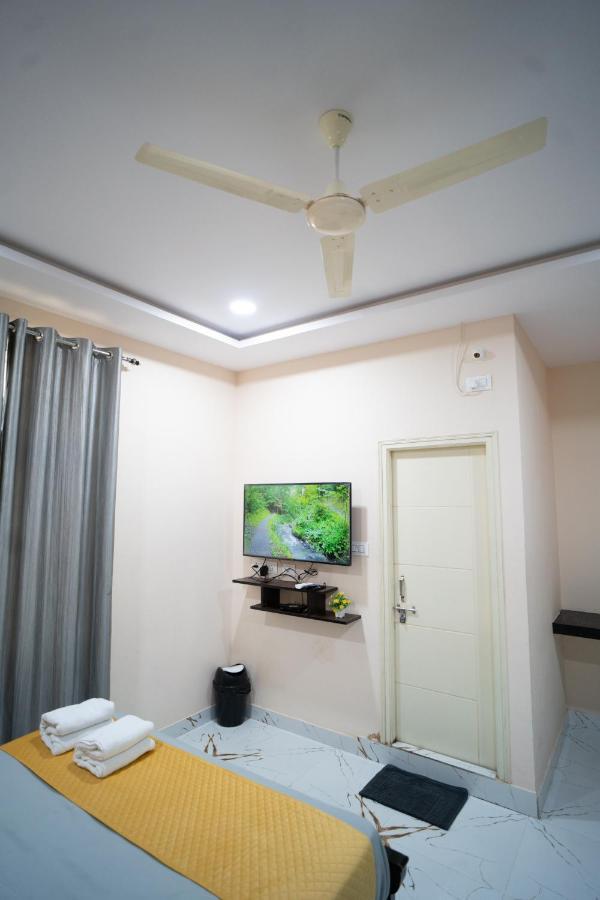 Yellow Bells Gachibowli Hotel