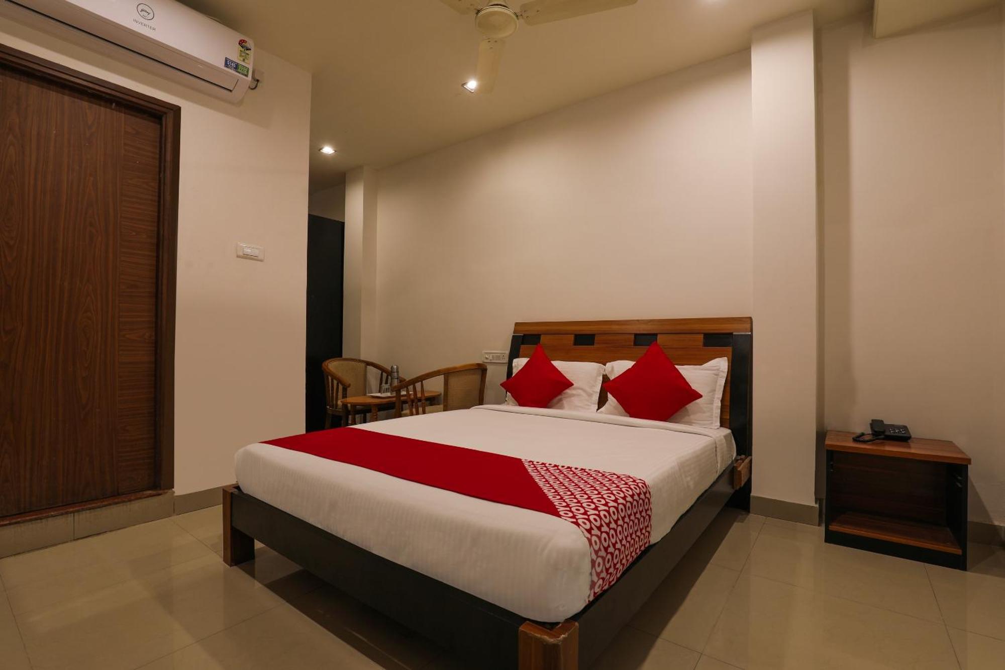 Oyo Flagship 11310 Sri Tulasi Residency Near Birla Mandir 3*