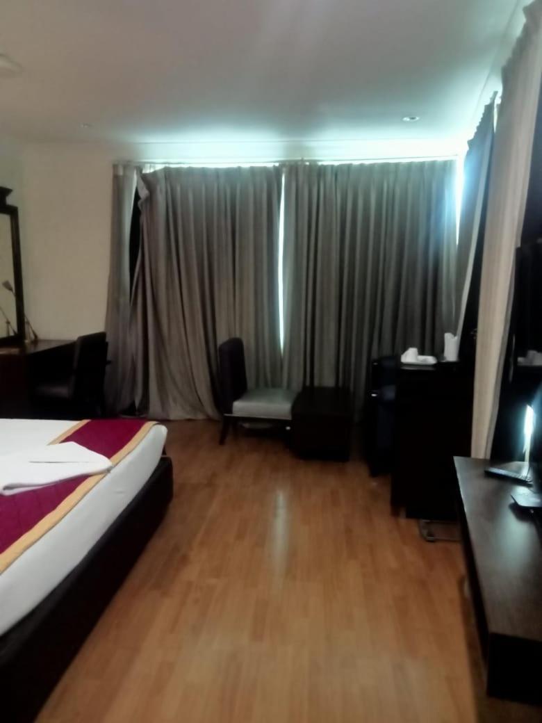 Svm Pride Banjara-hot Live Counter-road View Stay- Free Lavish Buffet Breakfast-18 Percent Off In Restaurant Food Order 3*
