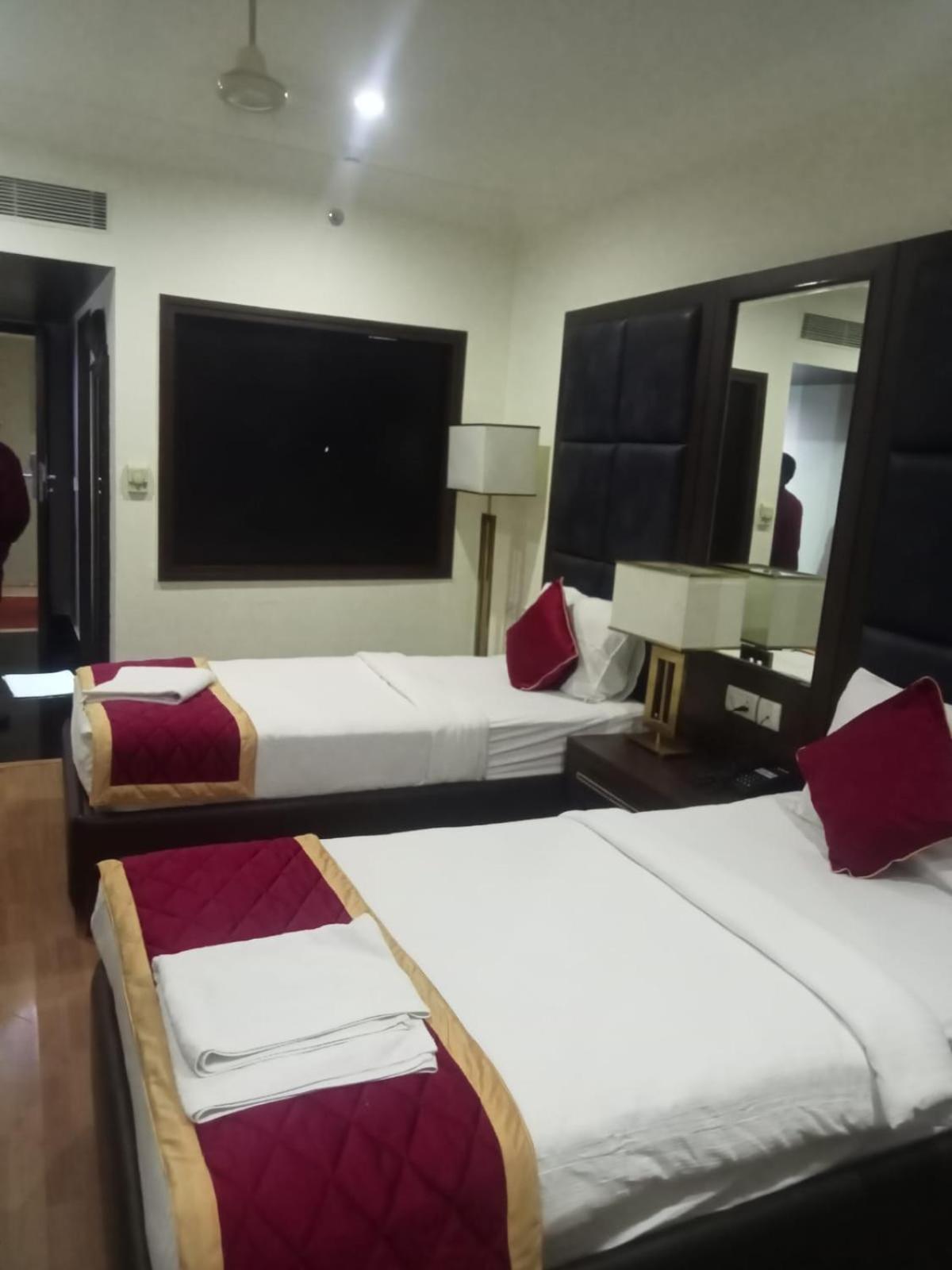Svm Pride Banjara-hot Live Counter-road View Stay- Free Lavish Buffet Breakfast-18 Percent Off In Restaurant Food Order 3* Hyderabad