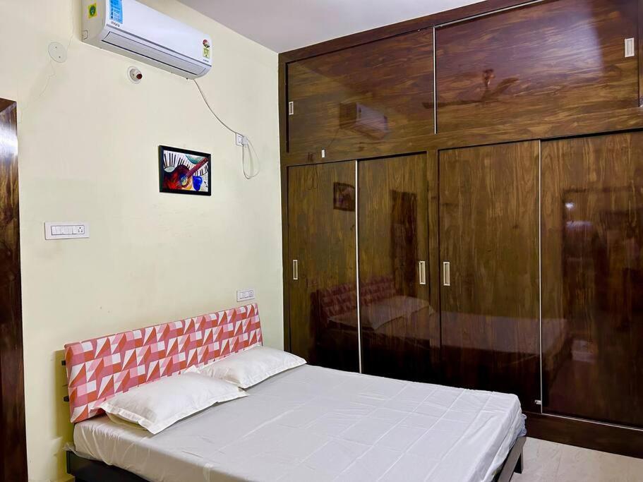 Cozy Nest #401 Beautiful 2bhk Near Dlf Aig Kondapur Apartment *