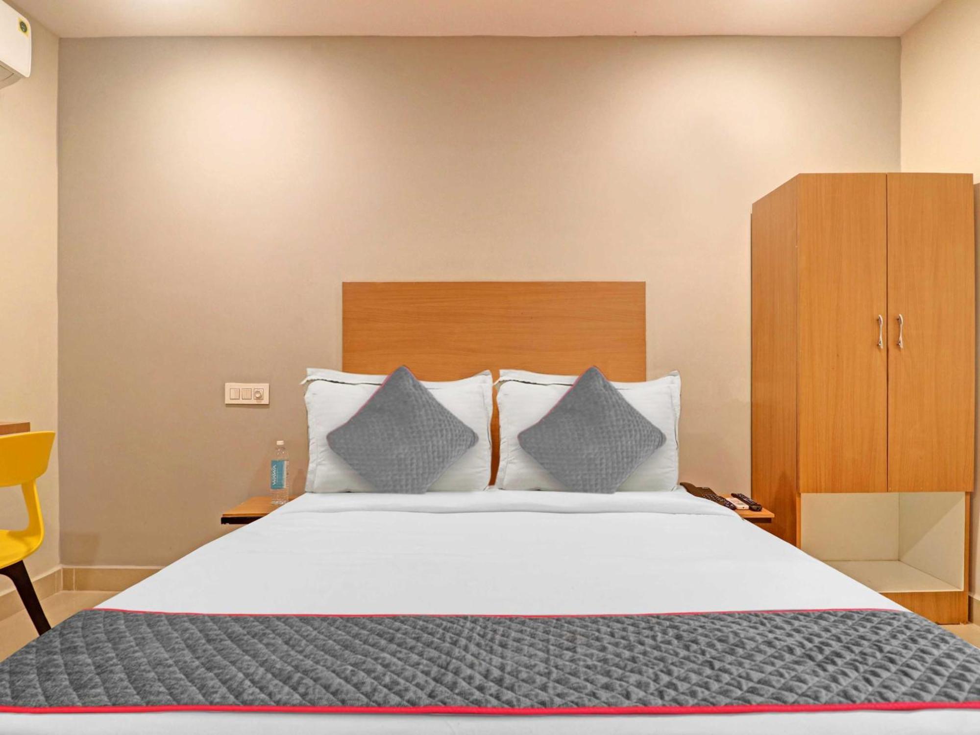 Super Townhouse White Ridge Kphb Opp Jntu Hotel 4*