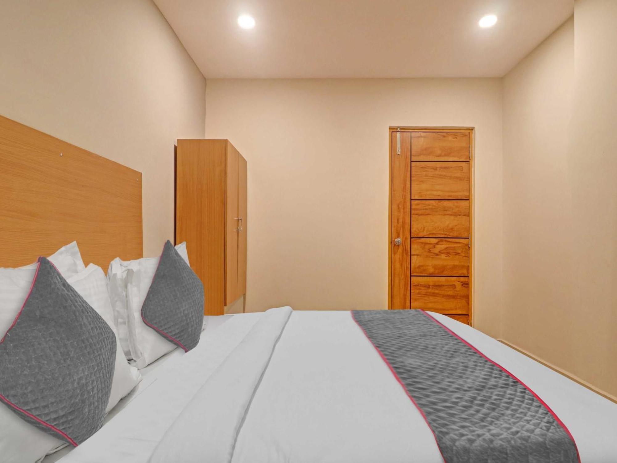 Hotel Super Townhouse White Ridge Kphb Opp Jntu Hyderabad