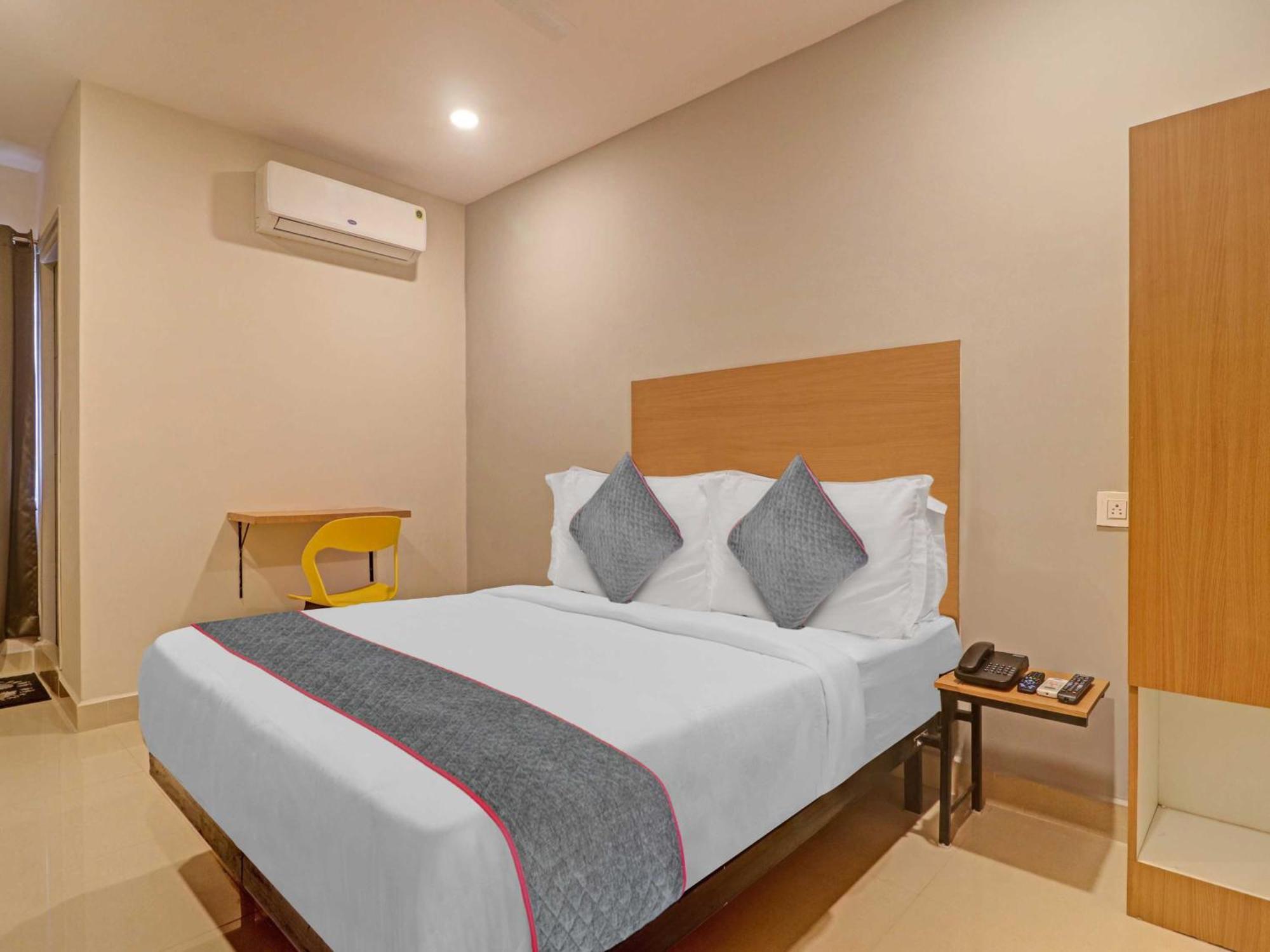 Super Townhouse White Ridge Kphb Opp Jntu Hotel