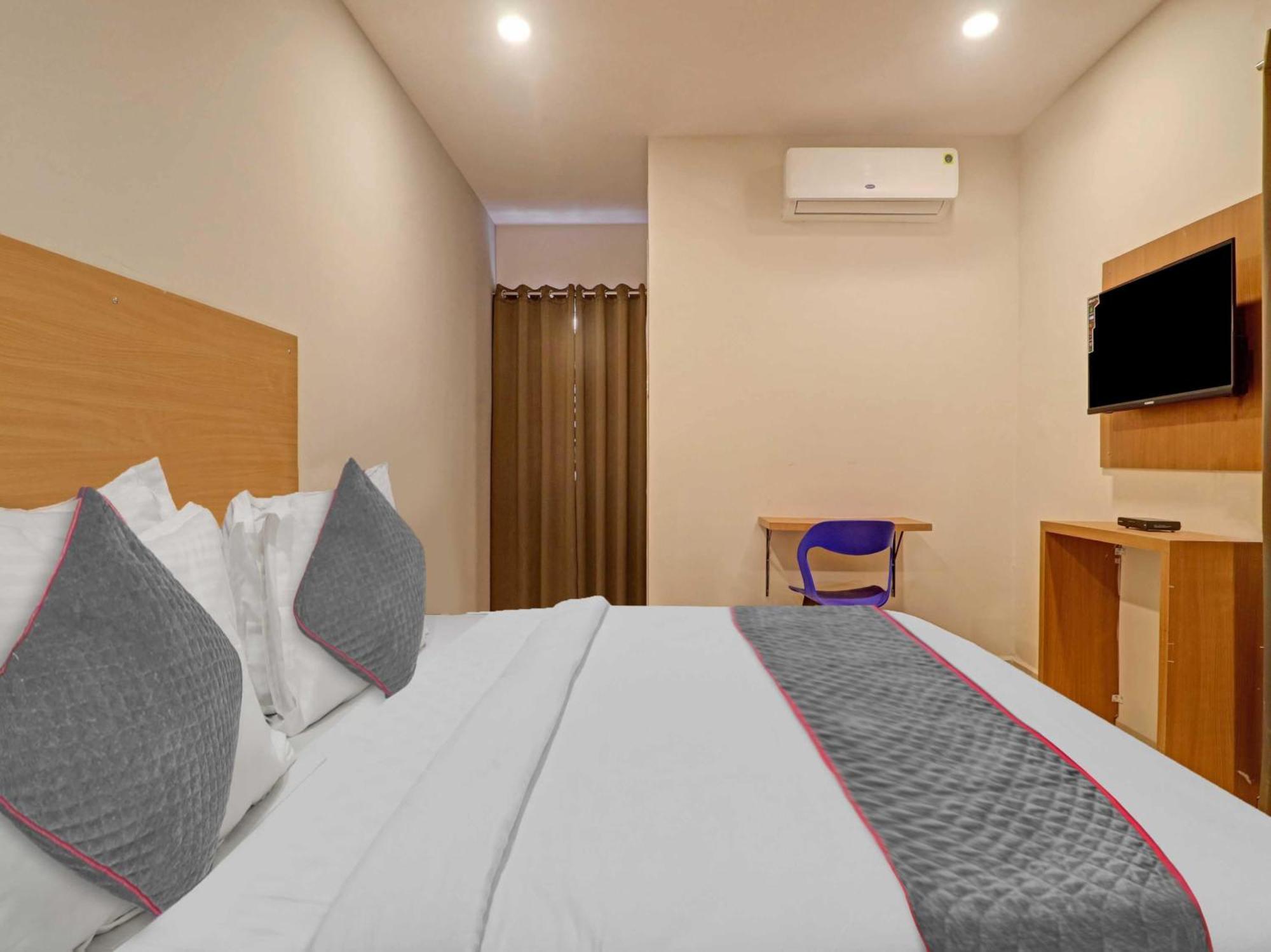Super Townhouse White Ridge Kphb Opp Jntu Hotel 4*