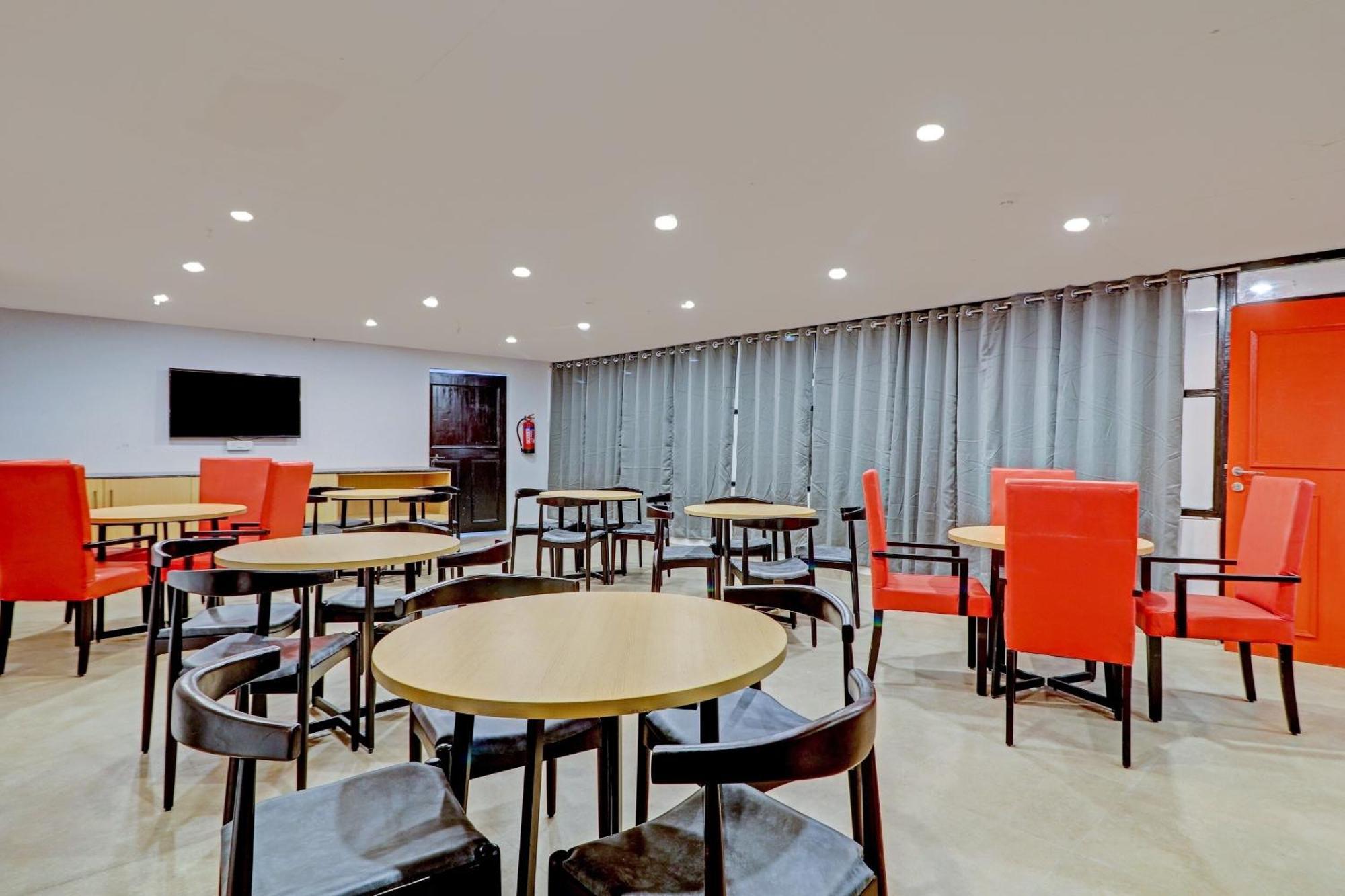 Hotel Townhouse S R Nagar Near 4*