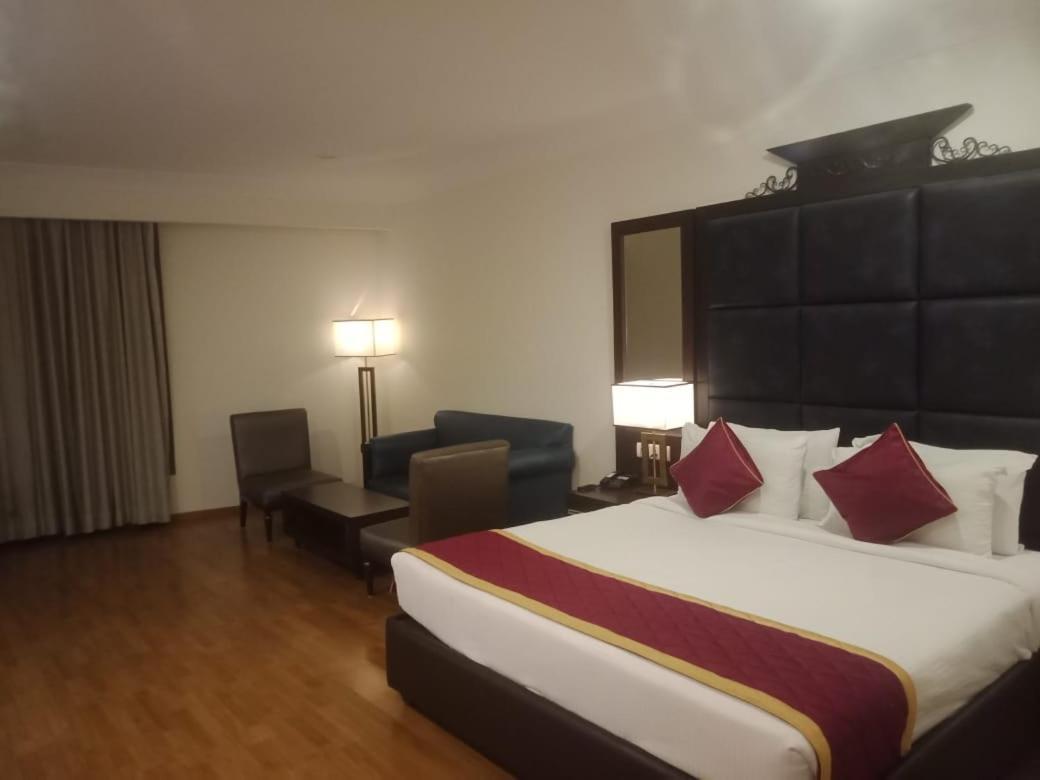Hotel Svm Pride Banjara-hot Live Counter-road View Stay- Free Lavish Buffet Breakfast-18 Percent Off In Restaurant Food Order 3*