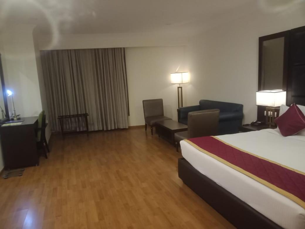 Svm Pride Banjara-hot Live Counter-road View Stay- Free Lavish Buffet Breakfast-18 Percent Off In Restaurant Food Order Hotel 3*
