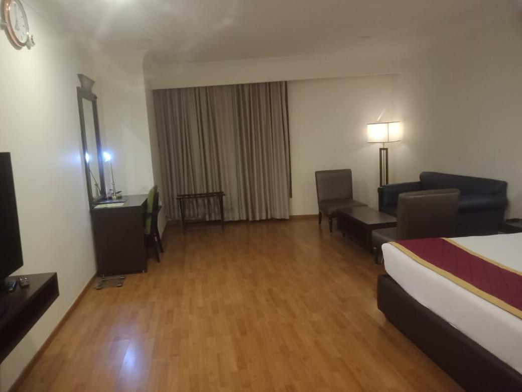 Hotel Svm Pride Banjara-hot Live Counter-road View Stay- Free Lavish Buffet Breakfast-18 Percent Off In Restaurant Food Order Hyderabad