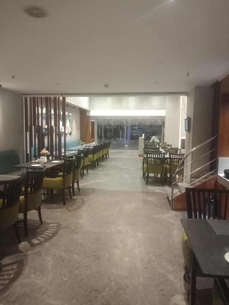 Svm Pride Banjara-hot Live Counter-road View Stay- Free Lavish Buffet Breakfast-18 Percent Off In Restaurant Food Order 3* Hyderabad