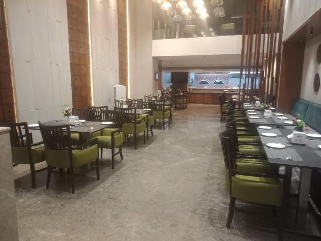 Svm Pride Banjara-hot Live Counter-road View Stay- Free Lavish Buffet Breakfast-18 Percent Off In Restaurant Food Order Hotel Hyderabad