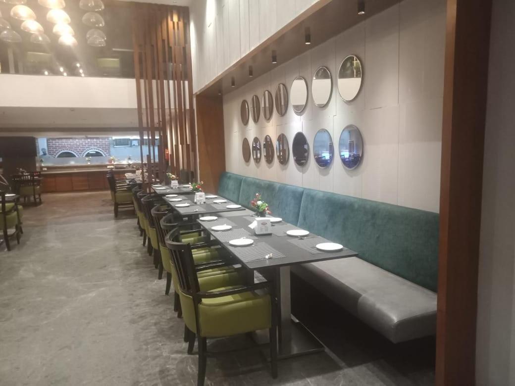 Svm Pride Banjara-hot Live Counter-road View Stay- Free Lavish Buffet Breakfast-18 Percent Off In Restaurant Food Order Hotel 3*