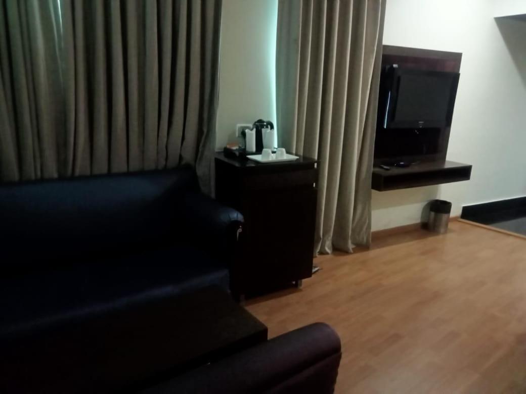 Svm Pride Banjara-hot Live Counter-road View Stay- Free Lavish Buffet Breakfast-18 Percent Off In Restaurant Food Order Hotel Hyderabad