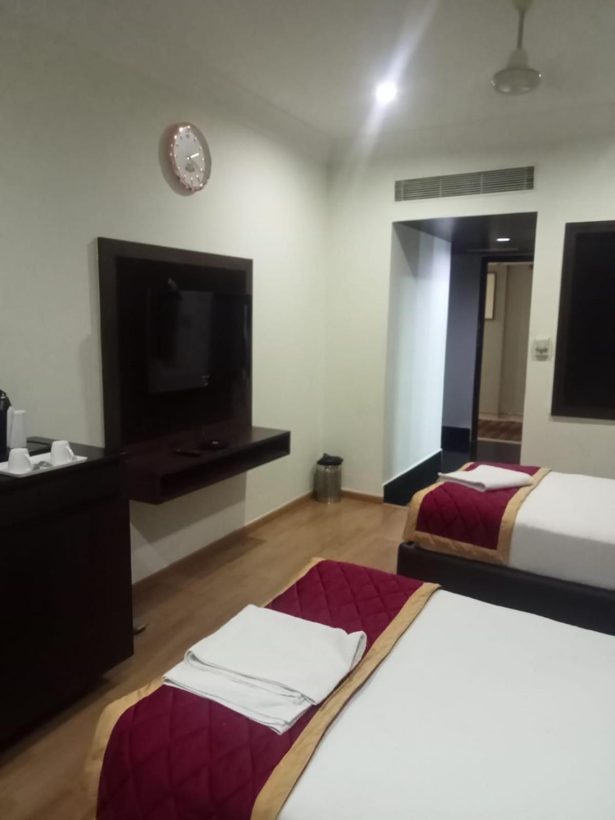 Svm Pride Banjara-hot Live Counter-road View Stay- Free Lavish Buffet Breakfast-18 Percent Off In Restaurant Food Order Hotel Hyderabad