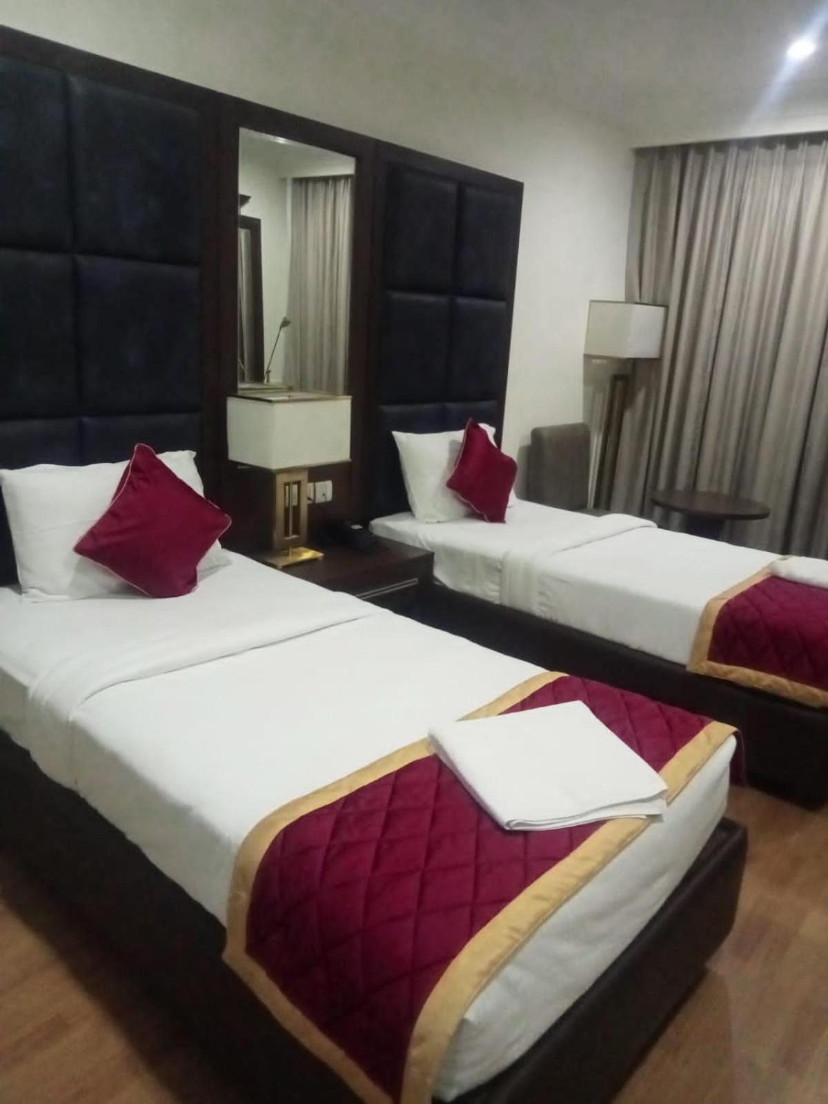 Hotel Svm Pride Banjara-hot Live Counter-road View Stay- Free Lavish Buffet Breakfast-18 Percent Off In Restaurant Food Order 3*