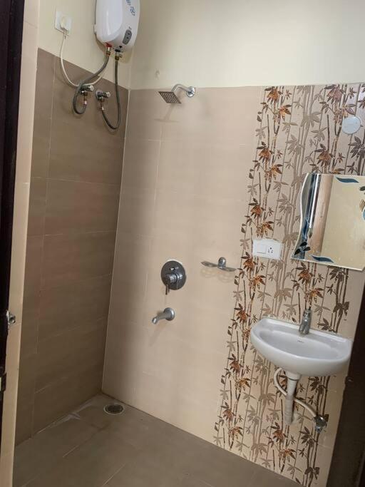 Cozy Nest #401 Beautiful 2bhk Near Dlf Aig Kondapur * Hyderabad