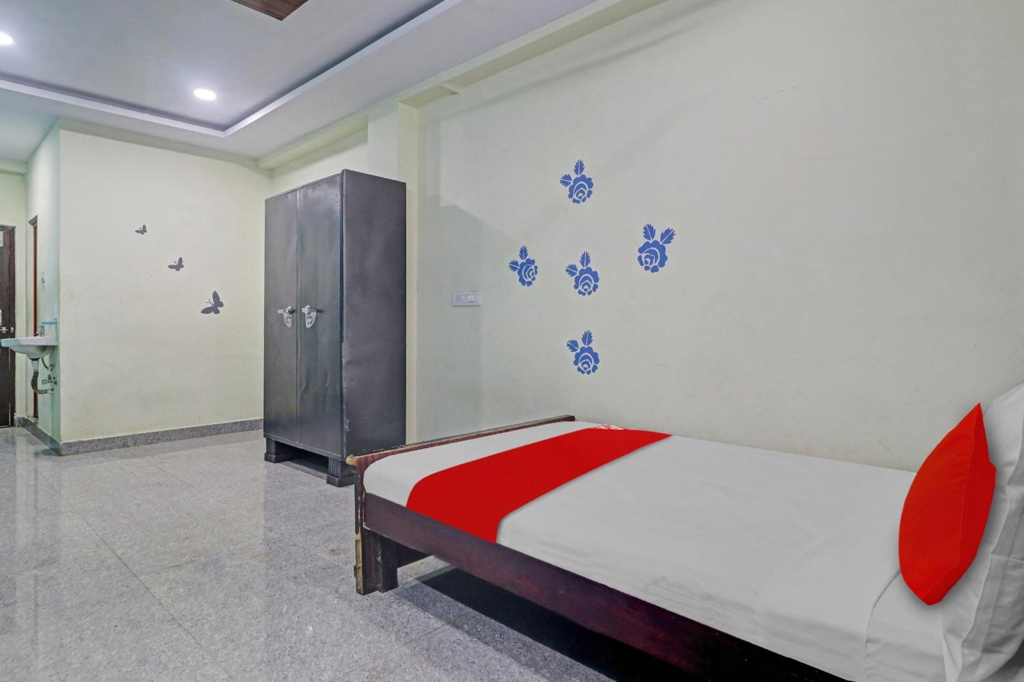 Oyo Flagship 81051 Sri Sai Manikanta Hyderabad