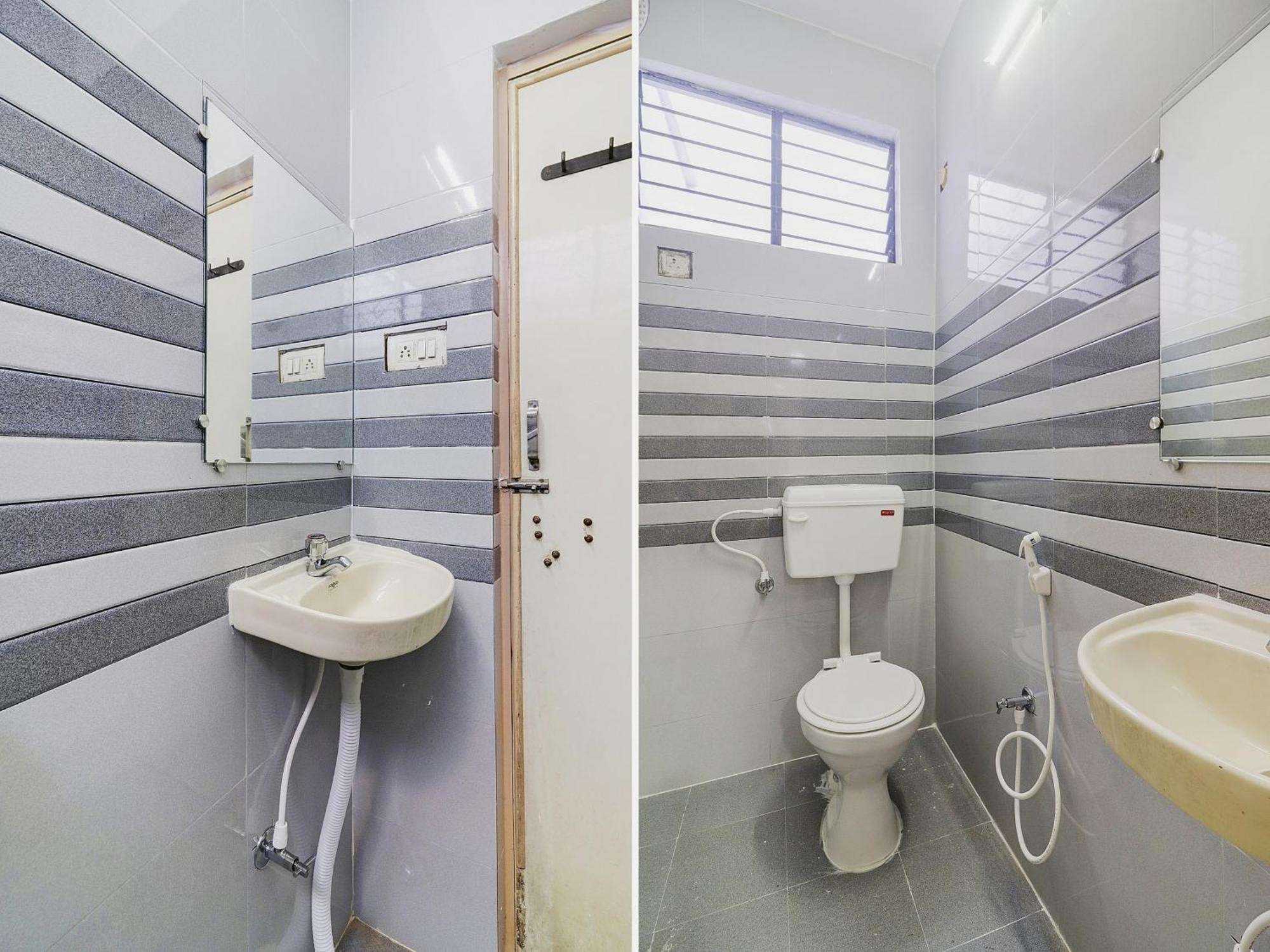 Hotel O Aroma Classic Near Nampally Railway Station
