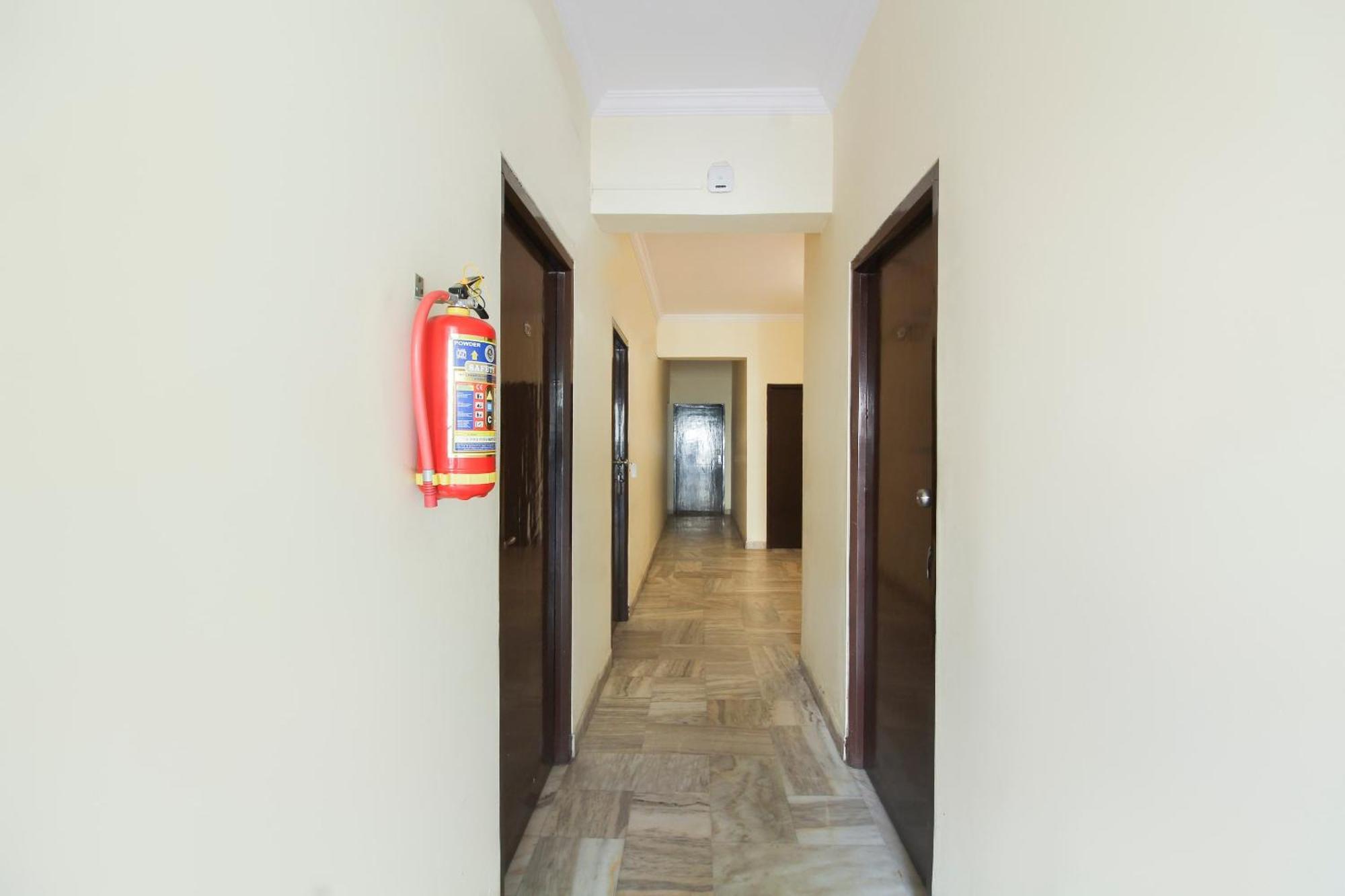 Hotel Collection O White House Silverkey Near Film Nagar