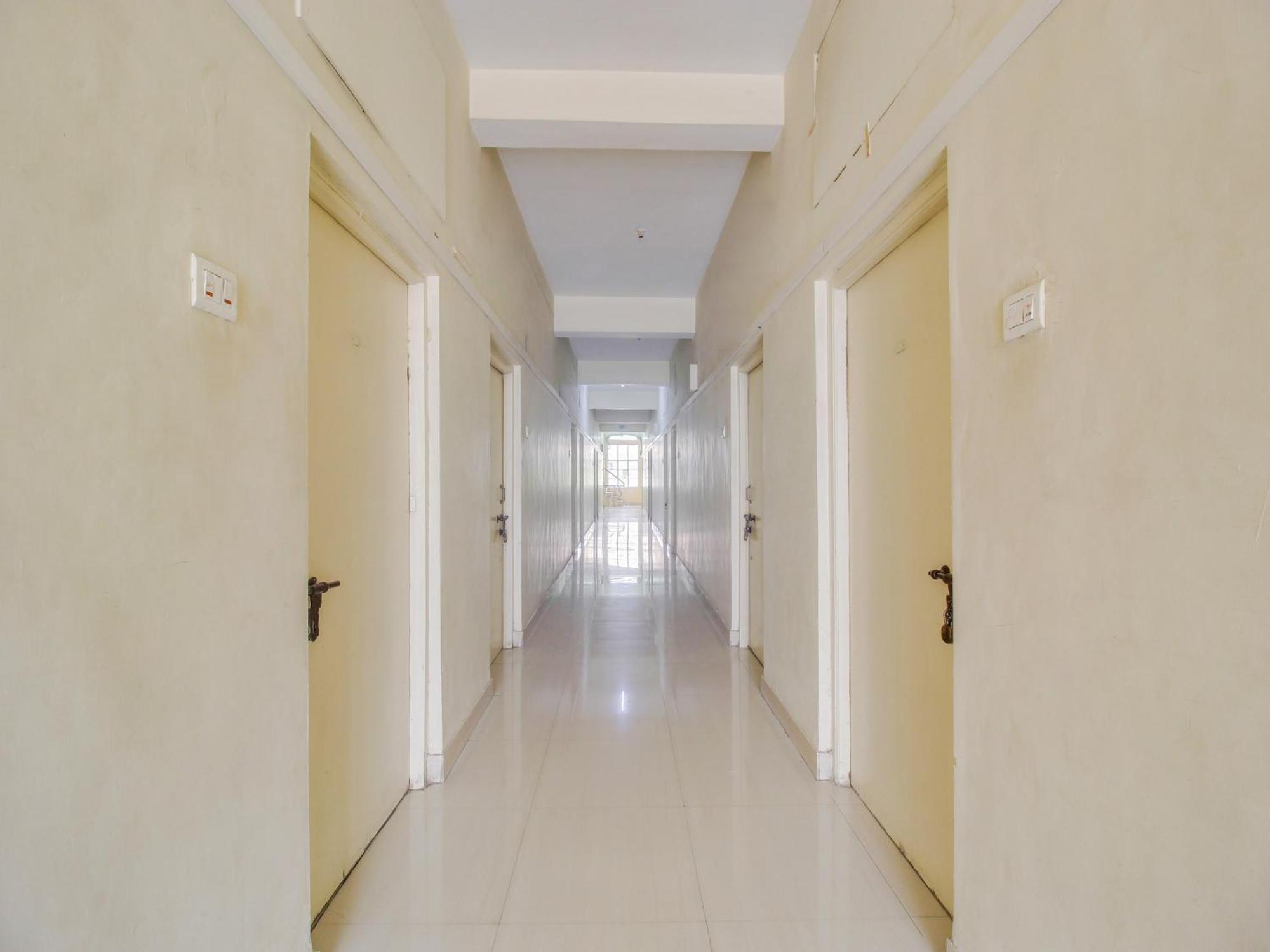 Hotel O Bharat 4*
