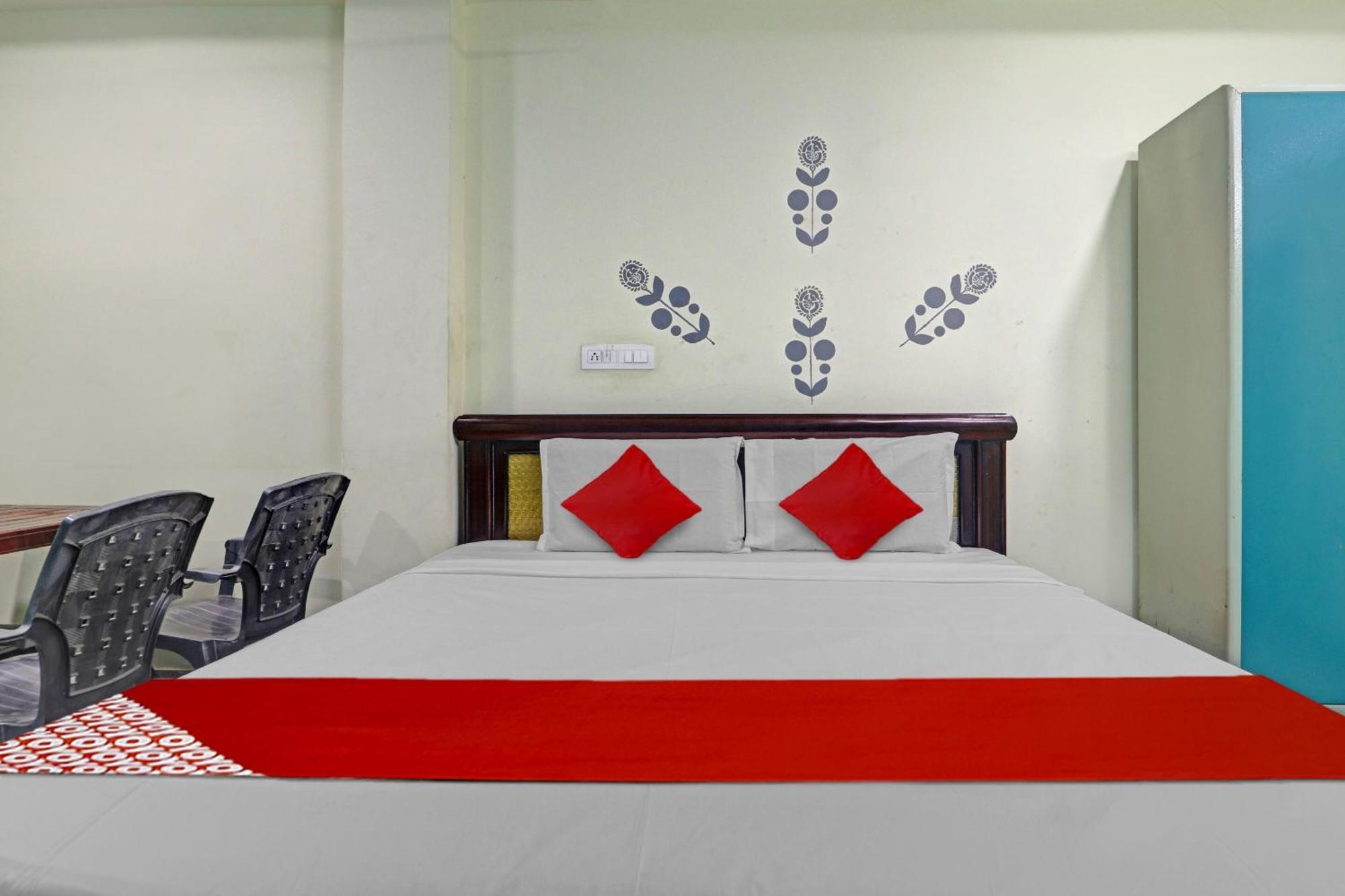 Oyo Flagship 81051 Sri Sai Manikanta