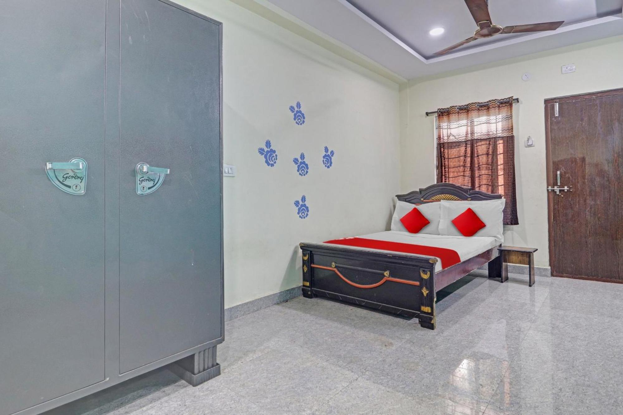 Oyo Flagship 81051 Sri Sai Manikanta Hotel 3*